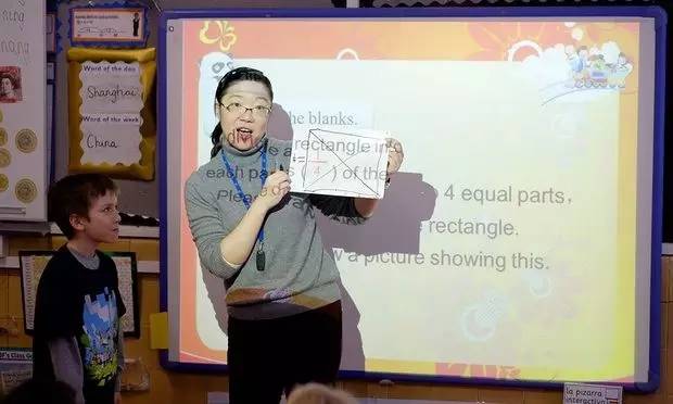 来自上海的卢老师（音）正在给英国肯辛顿福克斯小学的三年级学生讲解分数。（英国《卫报》）