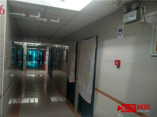 二层2023室（图右）挂着门帘。图/北京时间