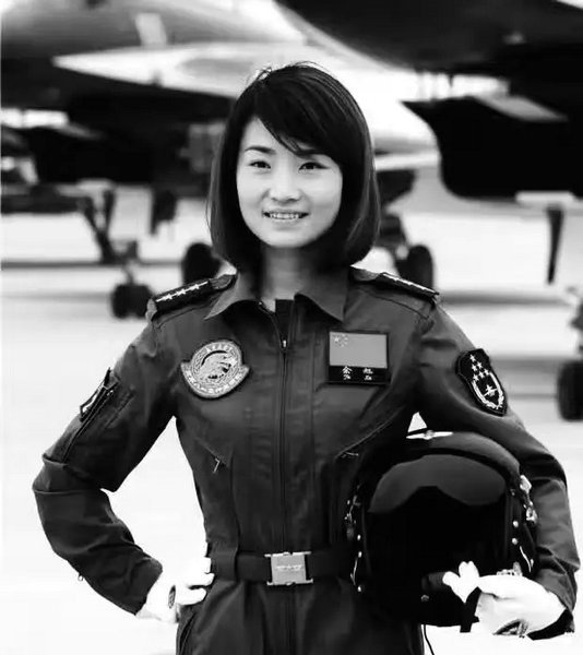 资料图：歼-10女飞行员余旭。