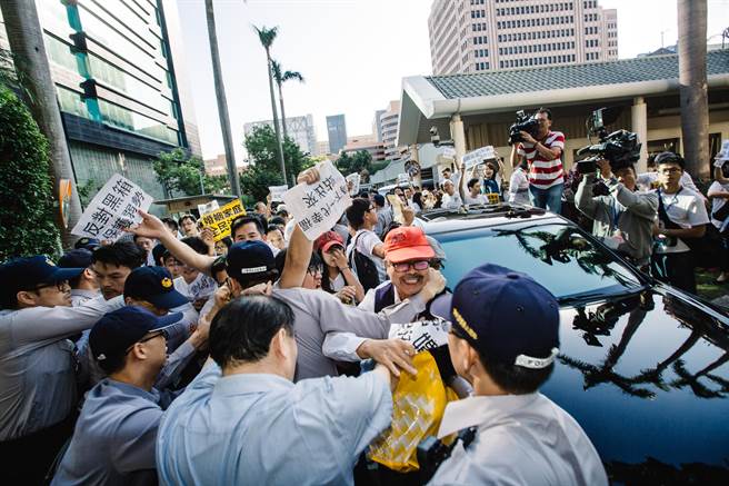 台湾万名民众抗议同性婚姻合法化 冲进"立法院"