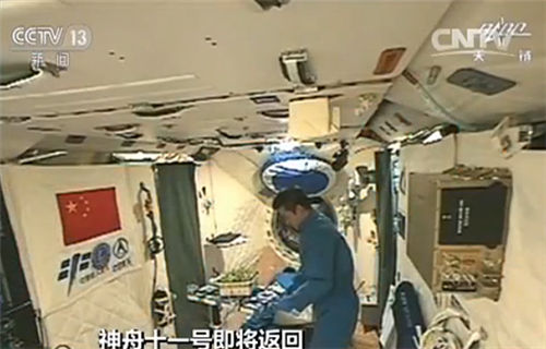 【环球网军事-航空11月18日报道】在天宫二号空间实验室生活了30天之后,景海鹏和陈冬两名中国航天员17日收拾“行李”撤回到神舟十一号飞船返回舱中,不过他们的返程之旅可不简单。