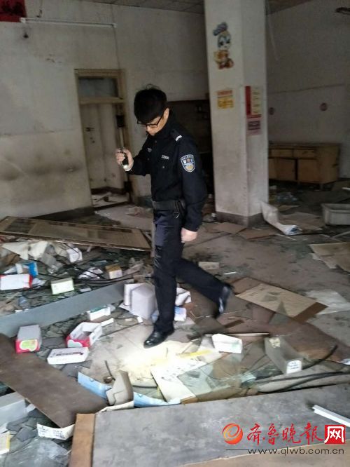 (民警在勘察现场)