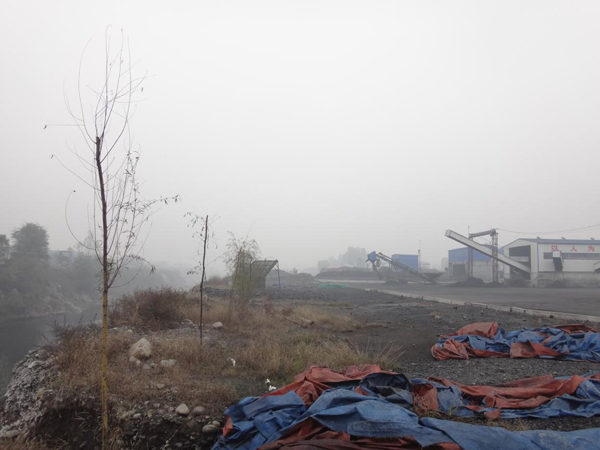 焦作丹河两岸大量经营性煤场环保设施不完善，周边扬尘污染较为严重。