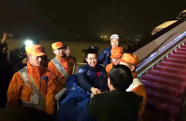 神十一航天员景海鹏、陈冬平安飞抵北京,将进入医学隔离期