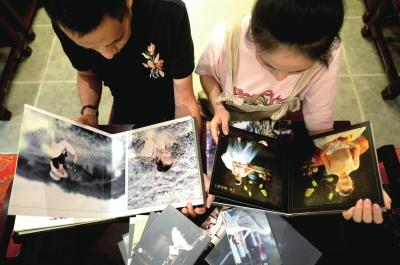周老師佳耦惦記露露時,就會一遍遍翻看相冊。