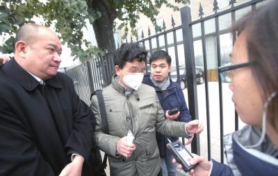 今天李某的父親(戴口罩者)來到市三中院旁聽審理。