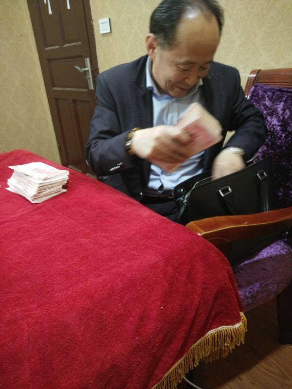 大部分受害人都是被中间人带到渠县县城的一家茶楼，将钱交给陈以朋。 受害人供图
