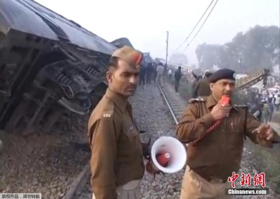 印度铁道警方和当地一些自发群众已赶往现场,试图将被困人员救出车厢外;医护人员也前往现场提供紧急救助,并将被救出的伤者送往医院接受检查。