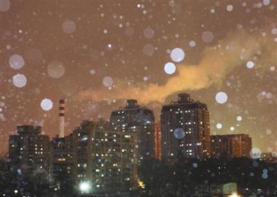 昨晚，知春路，供热厂的烟囱在雨中冒着长长的蒸气。 新京报记者 浦峰 摄