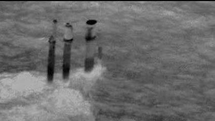 原文配图：巴基斯坦海军公布拦截印度潜艇的照片，可见潜艇正在通气管航行状态。