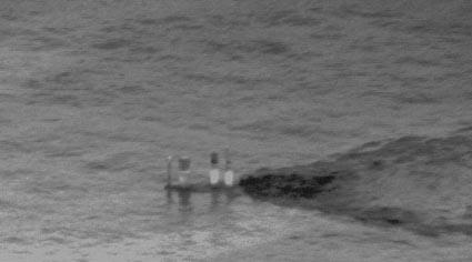 原文配图：巴基斯坦海军公布拦截印度潜艇的照片，可见潜艇正在通气管航行状态。