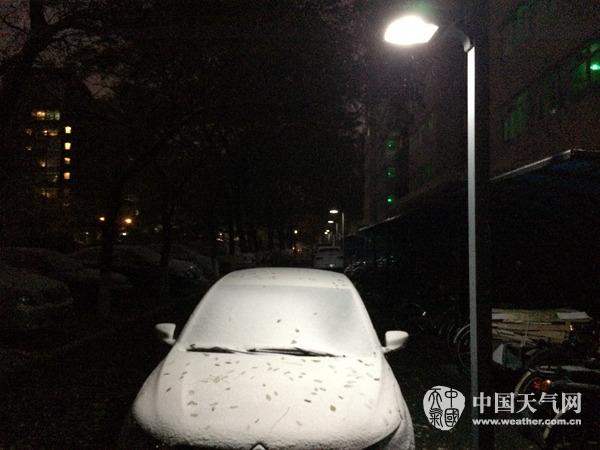 21日早晨,北京海淀区某小区停靠在路边的小车被白雪覆盖。