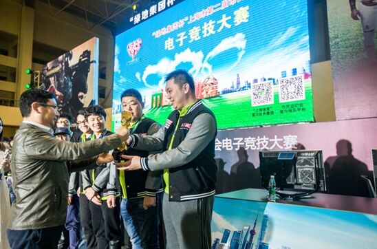 上海电子竞技协会秘书长徐波为《CS:GO》项目获奖战队颁奖