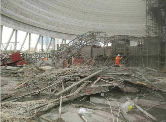 江西在建电厂坍塌致22人死亡 现场一片狼藉