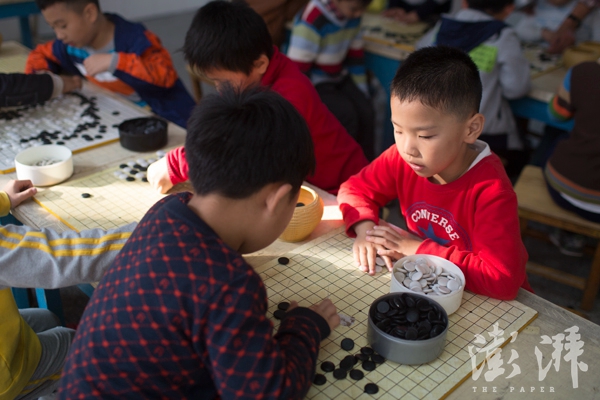【周五15:00-17:00——围棋课】围棋课也是诚诚很喜欢的一门课。“这个月26号我就要参加围棋段位考试了,我要比别人更厉害一点,我要打败他们”,虽然妈妈并未设立目标,诚诚对自己的要求很高。即使是和同学的练习赛,诚诚也会尽自己最大的努力来争取胜利。“如果他输了,会不高兴的”,诚诚的同学说。