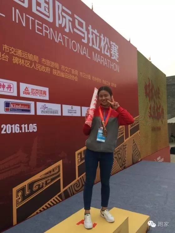 美女志愿者借我的奖牌拍照留念