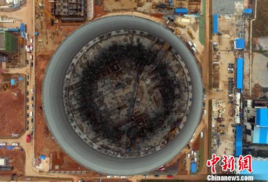 11月24日7时左右,江西省丰城市丰城电厂三期在建冷却塔施工平台发生倒塌。图为现场航拍画面。 刘占昆 摄