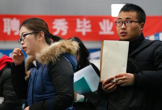 11月24日，天津，双选会上，毕业生们在寻找适合的岗位。视觉中国 图