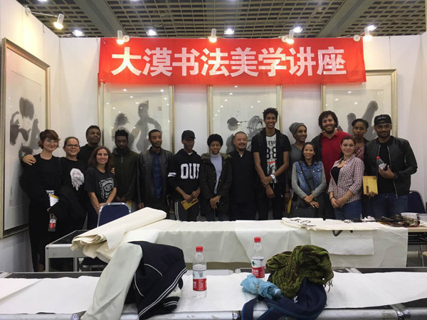 大漠在第八届中国书画名家精品博览会期间给外国留学生讲解中国书法