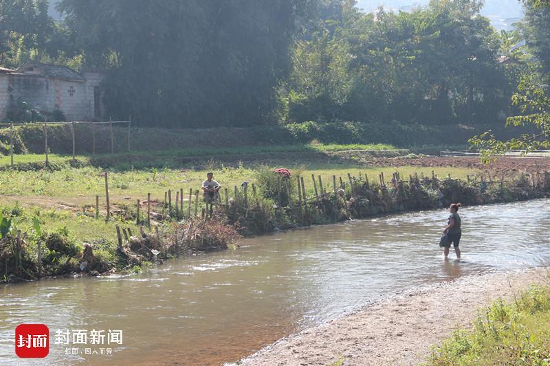 缅北边民:80多人扛枪过街 有青年被打死曝尸街头