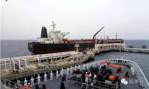 图为中国海军护航编队抵达吉布提港补给休整