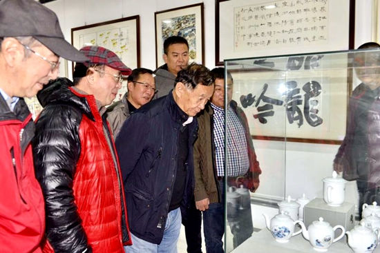 著名摄影家杨元惺与书画印瓷艺大家华奎先生等领导嘉宾参观展览
