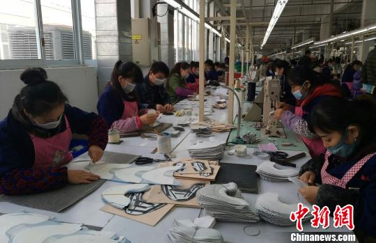 正在铜仁市灯塔“雁归工程”工业园区里事情的返乡农夫工。贵州省经过施行“雁归兴贵”举动计划吸收农夫工返乡待业,处理留守少年成绩。 黄蕾瑾 摄