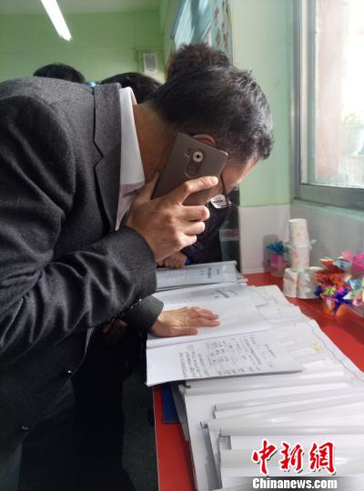 贵州省副省长陈鸣明在观察中拨打留守少年监护人德律风,对台账内容停止核实。11月28日,贵州省留守少年窘境少年关爱救济爱护事情第2次现场观赏暨“协力监护,相伴生长”专项步履推动会在贵州铜仁举行。 黄蕾瑾 摄