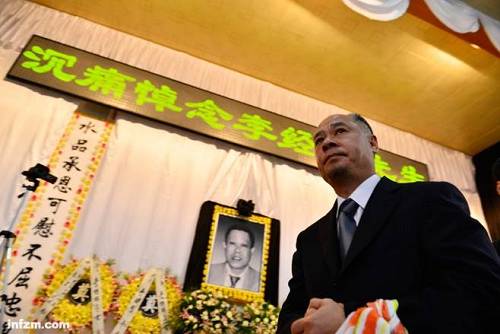 2013年4月26日下午2点，李经纬追悼会在三水殡仪馆举行，李宁泪水潸然，几度不能自持。 （南方日报记者 卢奕诚/图）