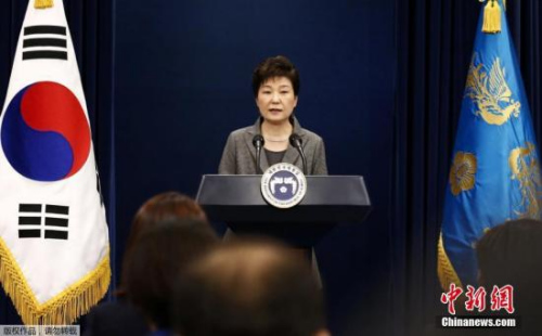 报道指出,这被解读为,朴槿惠将自己的卸任日程交由韩国国会商定,全听国会安排,即请求国会推荐总理人选、组建超然内阁、敲定下届大选日程。