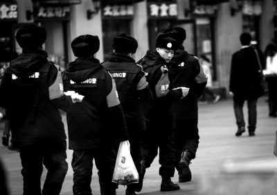北京站广场上的辅警。图/东方IC