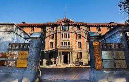 红楼原为北京大学第一院,整座建筑通体用红砖砌筑,红瓦铺顶,故名红楼。在1916年至1952年期间,这里曾是北京大学的主要校舍所在地之一。1919年五四运动中,红楼和它北面的操场是反帝爱国运动的策源地。