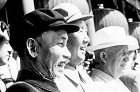 1959年10月1日,毛泽东与胡志明、赫鲁晓夫在天安门城楼上。资料图
