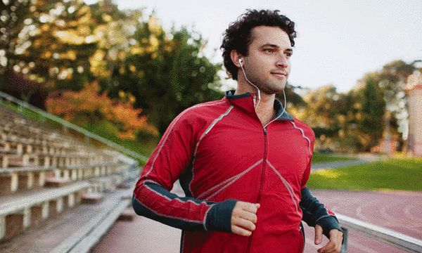 跑步时能不能戴耳机?振奋精神or增添事故风险
