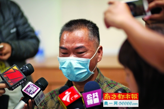 11月30日，位于深圳福田鲁班大厦的小铜人公司办公室内，患白血病女孩笑笑的父亲罗尔接受媒体采访期间一度哽咽。南都记者 霍健斌 摄
