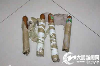 东北网12月1日讯11月28日,“炸弹!”这一敏感的字眼,在绥芬河市引起了不小的轰动。绥芬河市公安局治安大队、刑警大队和当地派出所出动了多名警力,将身绑“炸弹”、扬言要与前女友同归于尽的男子李某抓获时,发现自制的“炸弹”竟然是四根火腿肠。