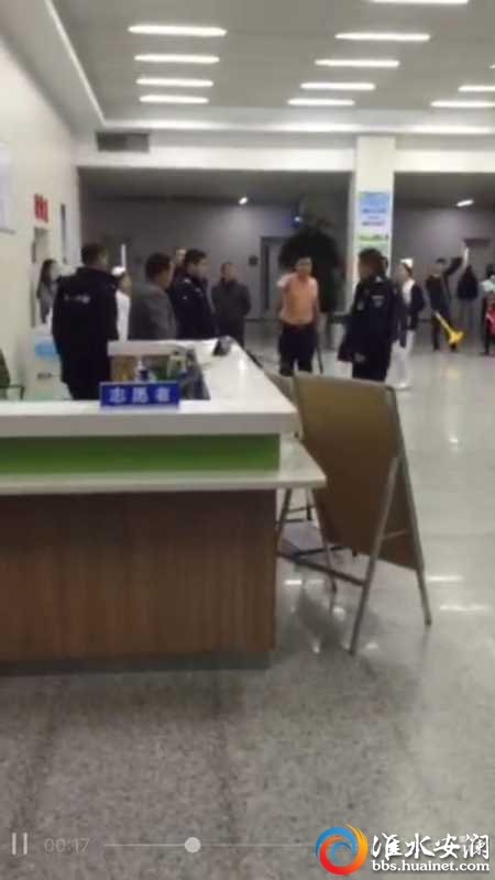 医院负责人表示,患者当天到达医院时,由于相关医生正在忙一台手术,只是让患者及家属等了几分钟,患者家属便打砸了医院吧台。 视频截图 本文图片均来自淮水安澜