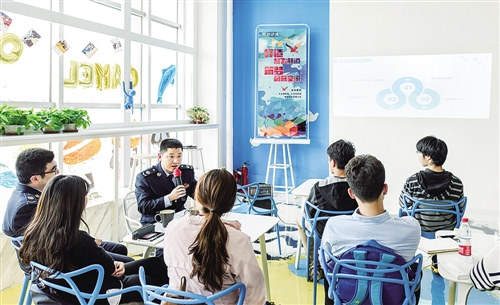 北京市税务部门努力推动国地税合作不断深化,通过简化办税流程、优化审批环节、拓展网上服务等措施为“大众创业、万众创新”清障搭台。图为北京市税务部门主动走进首经贸大学,助力创业活动,宣讲创业税收政策,普及税收基础知识。 冷文娟 邵春红摄影报道