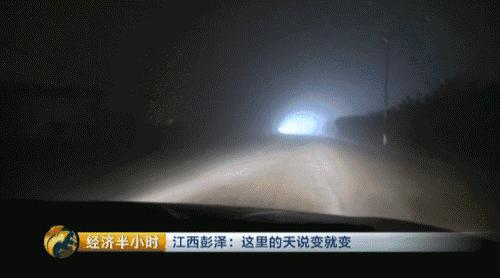 记者:这个都太呛了,能见度太差了,满是烟。