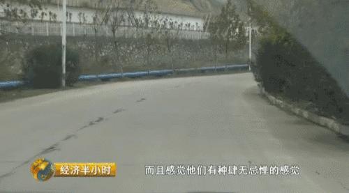 除了兴达化工场,一个写有久通字样的烟囱,也升腾起了滔滔的黄烟,黄色眼带在地面显得非分特别夺目。依据材料显现,久通碳素建立于2012年,是一家特地处置出产金属冶炼用助燃剂的公司。两家公司的浓烟在地面铺天盖地,真堪称无所顾忌。