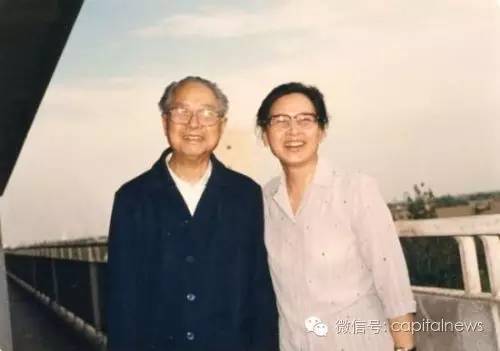 1987年成钧中将和夫人周月茜在北京301医院留影
