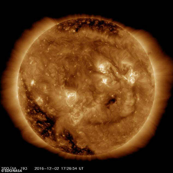 nasa公布最新照片显示太阳露出笑脸 五官清晰