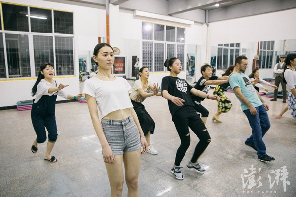 2016年5月5日晚，义乌工商学院“电商网络模特班”的学生正在上表演课。