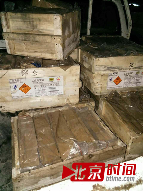 数十个装满“工业电雷管”的木箱 图/北京时间