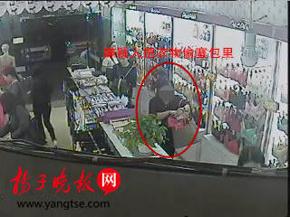 扬子晚报网12月7日讯 克日,南京秦淮警方打掉一个专盯服装店偷衣物的偷盗团伙,4名怀疑人居然都是装扮时髦的妙龄男子,在就逮前,她们曾在福州、南昌、杭州等多地流窜作案。