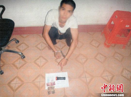 图为覃某指认犯罪所得。 张文杰 摄