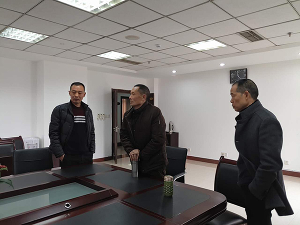 谢国友等股东在南充疆土局办公室期待答复。