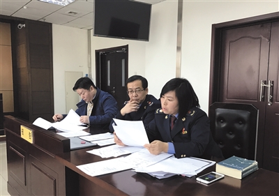 昨天,原告北京市工商局通州分局派人到庭应诉。 图/通信员 窦娟