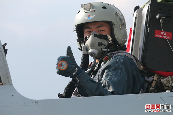 空军90后飞行员步佳文