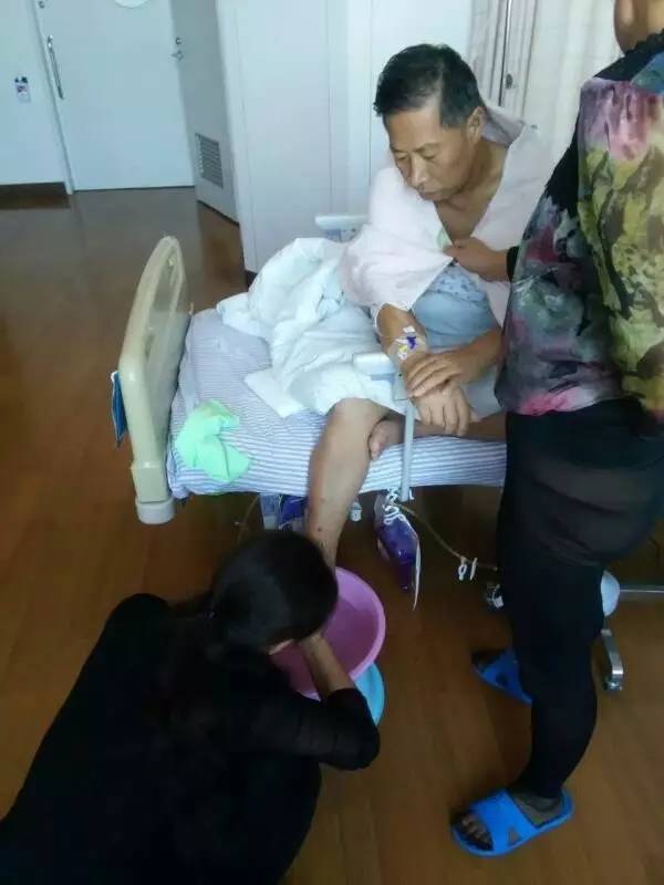 “现在家里已经支付了25万的巨额治疗费用。”武文斌说,这是姐姐借遍了所有亲戚、朋友才筹集到的“巨资”。武林曾就职教学的黑鱼泡中心小学知道此事后,也已经发起了爱心倡议书进行捐款。尽管如此,离医生初步预估10万元左右的医疗费依旧相差甚远。几经挣扎无奈之下,武文斌放下自尊向社会发起求助。